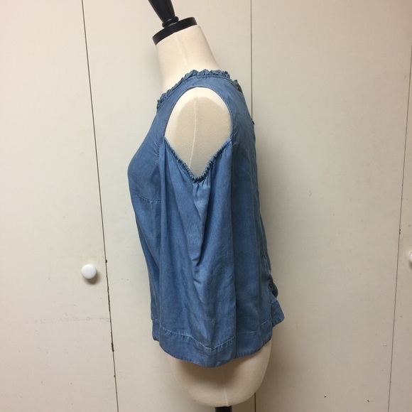Pretty Maison Jules bare shoulder chambray top. - Picture 4 of 7
